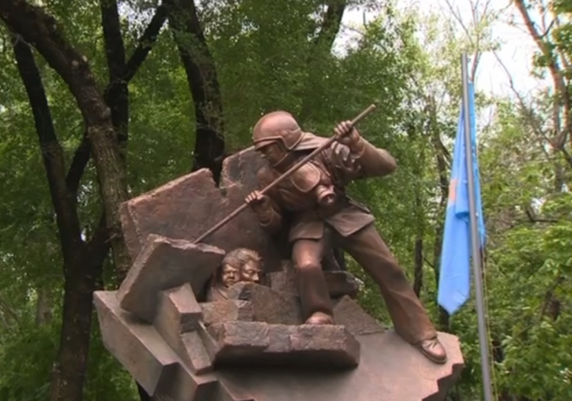 Во Владивостоке открыли памятник пожарному