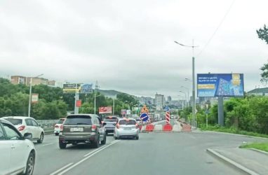 Автомобилистам приготовиться: на Некрасовском путепроводе во Владивостоке ремонтируют и тротуар