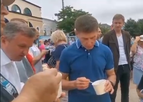 Губернатор Приморья в окружении горожан отведал ухи на Дне рыбака во Владивостоке (видео)