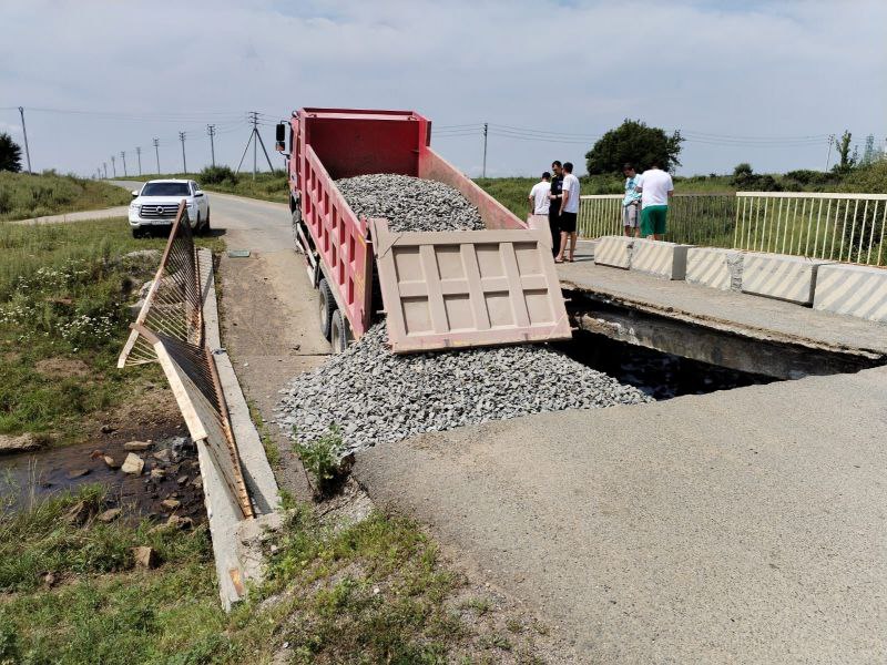 В Приморье под грузовиком, гружёным щебнем, обвалился мост (фото)