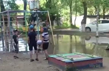 В одном из дворов Приморья детская площадка превратилась в «аквапарк»
