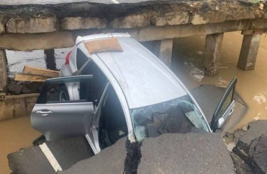 СК выясняет обстоятельства обрушения моста с машиной с двумя людьми в Приморье