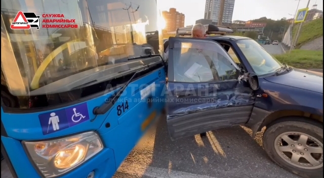 Во Владивостоке водитель «Равчика» лишился двери, не пропустив автобус (видео)