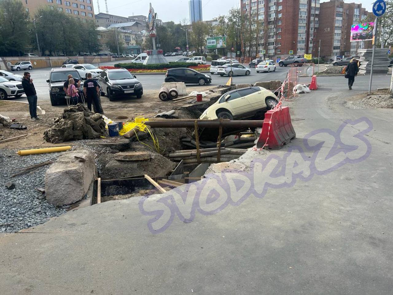 Во Владивостоке пожилой водитель съехал в вырытую коммунальщиками  яму