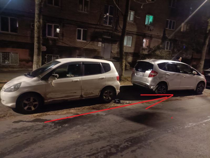 Во Владивостоке водитель, маневрируя во дворе, врезался в шесть машин и скрылся