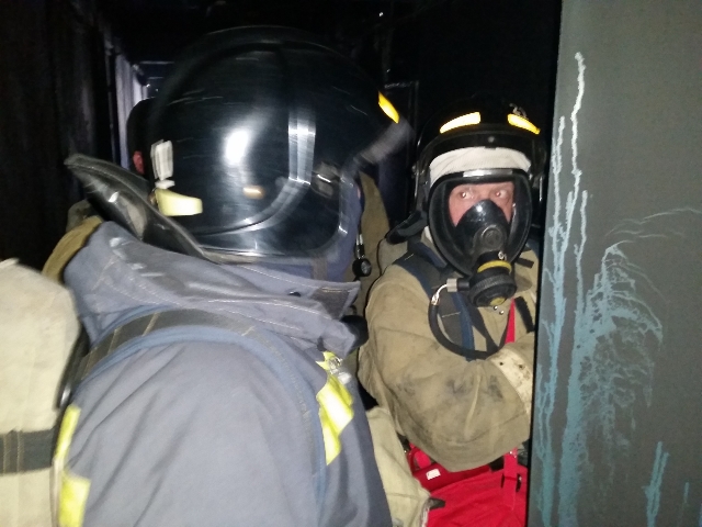В Приморье во время пожара огнеборцы эвакуировали людей из дома