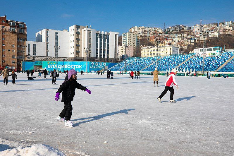 Ноль градусов в январе: во Владивостоке из-за тепла закрыли каток