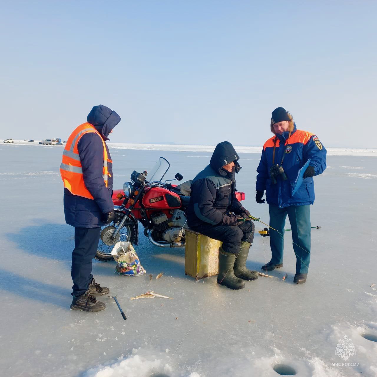 В Приморье в связи с опасным природным явлением рыбаков призывали покинуть лёд