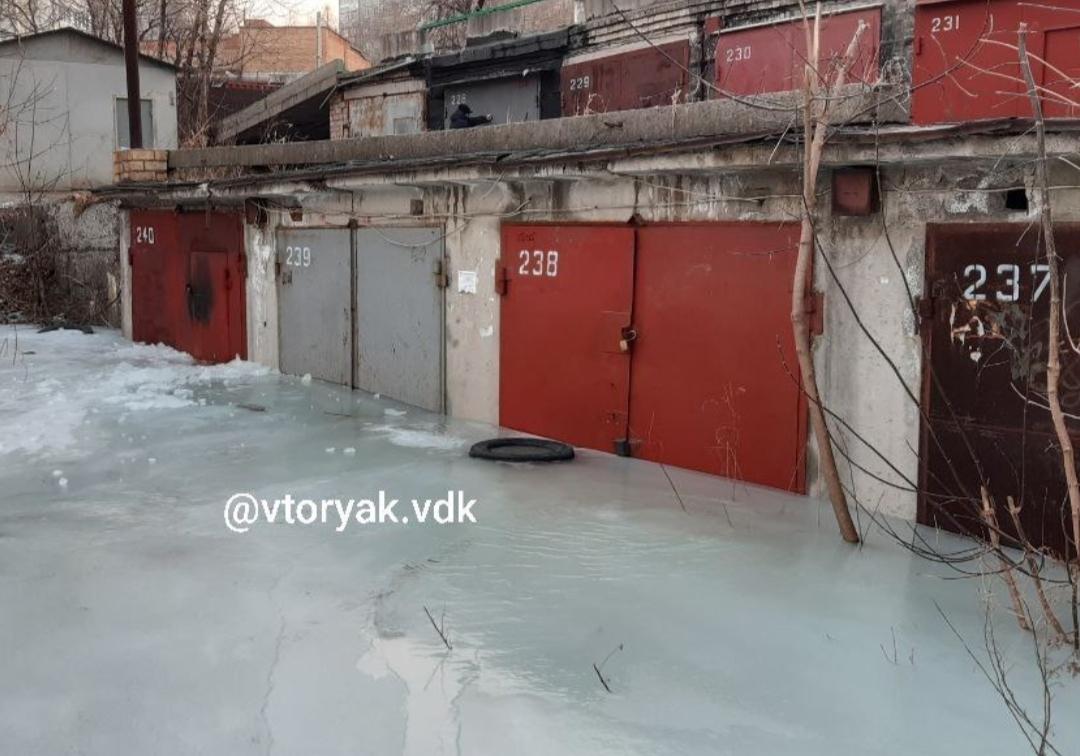 Во Владивостоке капитальные гаражи попали в ледяной плен (видео)
