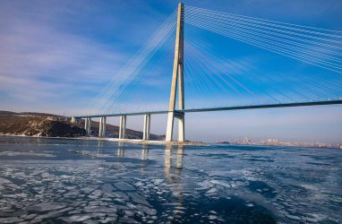 Во Владивостоке ищут тело водителя «Лексуса», который упал с Русского моста