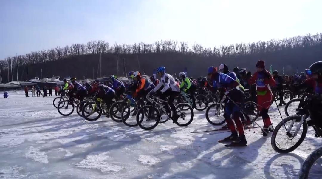 В Приморье прошла ледовая гонка на велосипедах (видео)