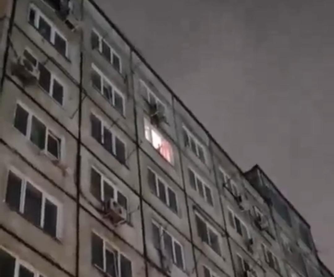 Во Владивостоке подростки устроили стрельбу из окна многоэтажки