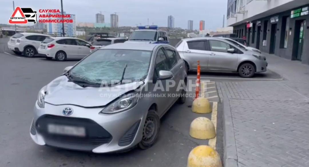 Во Владивостоке девушка выпала из окна на припаркованную машину (видео)