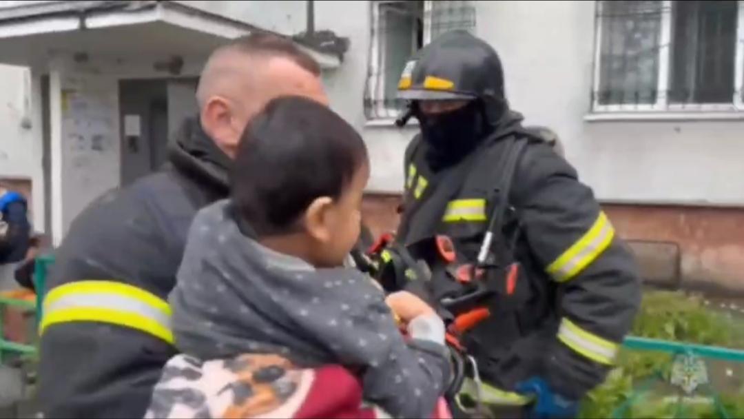 Во Владивостоке огнеборцы спасли на пожаре 20 человек (видео)