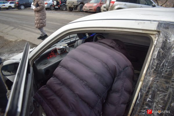Во Владивостоке подпольные парковщики угрожали избить супругов и сжечь их автомобиль