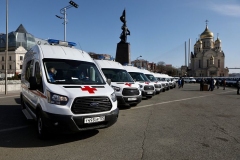 <strong>Парк приморской службы скорой помощи пополнился еще 60 спецмашинами. Ключи от нового транспорта водителям медучреждений вручил губернатор Приморского края Олег Кожемяко во вторник, 10 ноября. Фото - Александр Сафронов (правительство Приморского края)</strong>