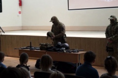 <strong>Офицеры отряда «Гром» проводят «Уроки мужества» для школьников в Приморье. Фото - пресс-служба УМВД России по Приморскому краю </strong>