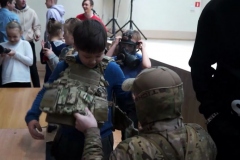 <strong>Офицеры отряда «Гром» проводят «Уроки мужества» для школьников в Приморье. Фото - пресс-служба УМВД России по Приморскому краю </strong>