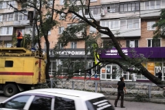 <strong>Во Владивостоке 3 сентября горожане наблюдают аномально сильный ветер, в результате которого по всему городу фиксируются разрушения</strong>