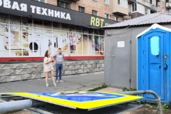 <strong>Во Владивостоке 3 сентября горожане наблюдают аномально сильный ветер, в результате которого по всему городу фиксируются разрушения</strong>