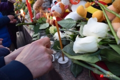 <strong>Во Владивостоке сотни горожан почтили память погибших при пожаре в Кемерово</strong>