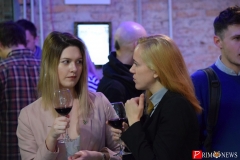 <strong>На аукционе гости пили вино и общались</strong>