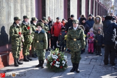 <strong>Перед собравшимися горожанами выступили заместитель начальника отдела по развитию общественного партнёрства администрации Владивостока Надежда Сорока, заместитель председателя Совета ветеранов войны, труда, Вооруженных сил и правоохранительных органов <strong>Владимир Макаров</strong>, председатель общественной организации жителей блокадного Ленинграда Наталия Катченкова и руководитель общественной организации «Боевое братство» по Ленинскому району Александр Ситников</strong>