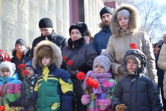 <strong>Горожане пришли на церемонию с детьми</strong>