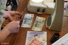 <strong>На специальном оборудовании можно было проверить подлинность ранее выпущенных банкнот и получить консультацию специалиста</strong>