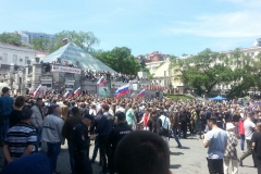 Участники антикоррупционной акции на Привокзальной площади Владивостока