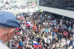 Участники акции расположились у входа в супермаркет