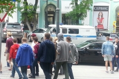 Участники уличной акции двигаются по улице Посьетской в сторону памятника вице-адмиралу Степану Макарову
