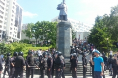Полицейские "зачистили" площадку вокруг памятника. Им помогали бойцы ОМОНа