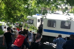 Участники антикоррупционной акции двигаются по улице Набережной в сторону Привокзальной площади