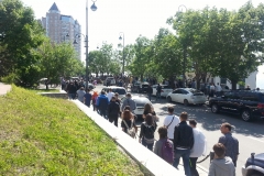 Участники антикоррупционной акции двигаются по улице Набережной в сторону Привокзальной площади