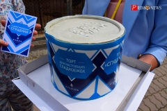 <strong>Директоу зоопарка Елене Асновиной вручают торт от компании "Владхлеб"</strong>