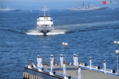 <strong>Началось все с обхода на катере командующим Тихоокеанским флотом (ТОФ) адмиралом Сергеем Авакянцем парадного строя кораблей, стоящих в акватории Амурского залива</strong>