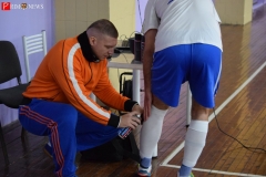 <strong>Футболисту охлаждают ушиб при помощи специального спрея</strong>