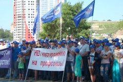 <strong>Несколько сотен человек собрались в сквере первой женщины - капитана дальнего плавания Анны Щетининой, чтобы выразить протест в связи с массовыми сокращениями в одном из важнейших для Владивостока и всего Дальнего Востока предприятий</strong>