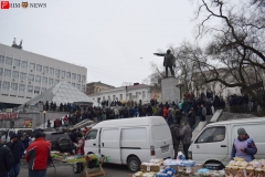 <strong>Около тысячи человек собрались во Владивостоке, что высказаться по поводу требования по обязательной установке на импортируемые автомобили устройств вызова экстренных оперативных служб (ЭРА-ГЛОНАСС)</strong>