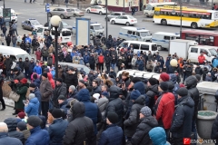 <strong>Горожане все больше и больше заполняли Привокзальную площадь</strong>