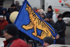 <strong>В толпе ходил мужчина с флагом</strong>