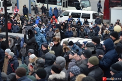 <strong>Горожане все больше и больше заполняли Привокзальную площадь</strong>
