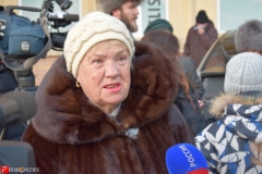 Несколько десятков человек собрались вечером рабочего дня, чтобы обсудить ситуацию вокруг строительства супермаркета недалеко от дома