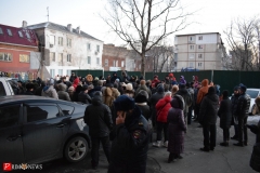 Стройка огорожена большим железным забором