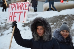 <strong>Горожане вышли на митинг с плакатами и транспарантами</strong>