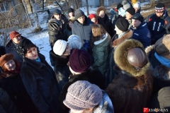 <strong>Одним из выступающих был депутат Законодательного собрания Приморского края Артём Самсонов (КПРФ), который призывал горожан активно биться за свою территорию и добиваться своего, а именно создания сквера, и не позволить на месте планируемой зеленой зоны построить очередную многоэтажку, которая, по мнению митингующих, принесет массу проблем</strong>