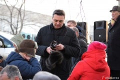 <strong>Депутат Законодательного собрания Артём Самсонов (КПРФ) раздает митингующим свои визитки</strong>