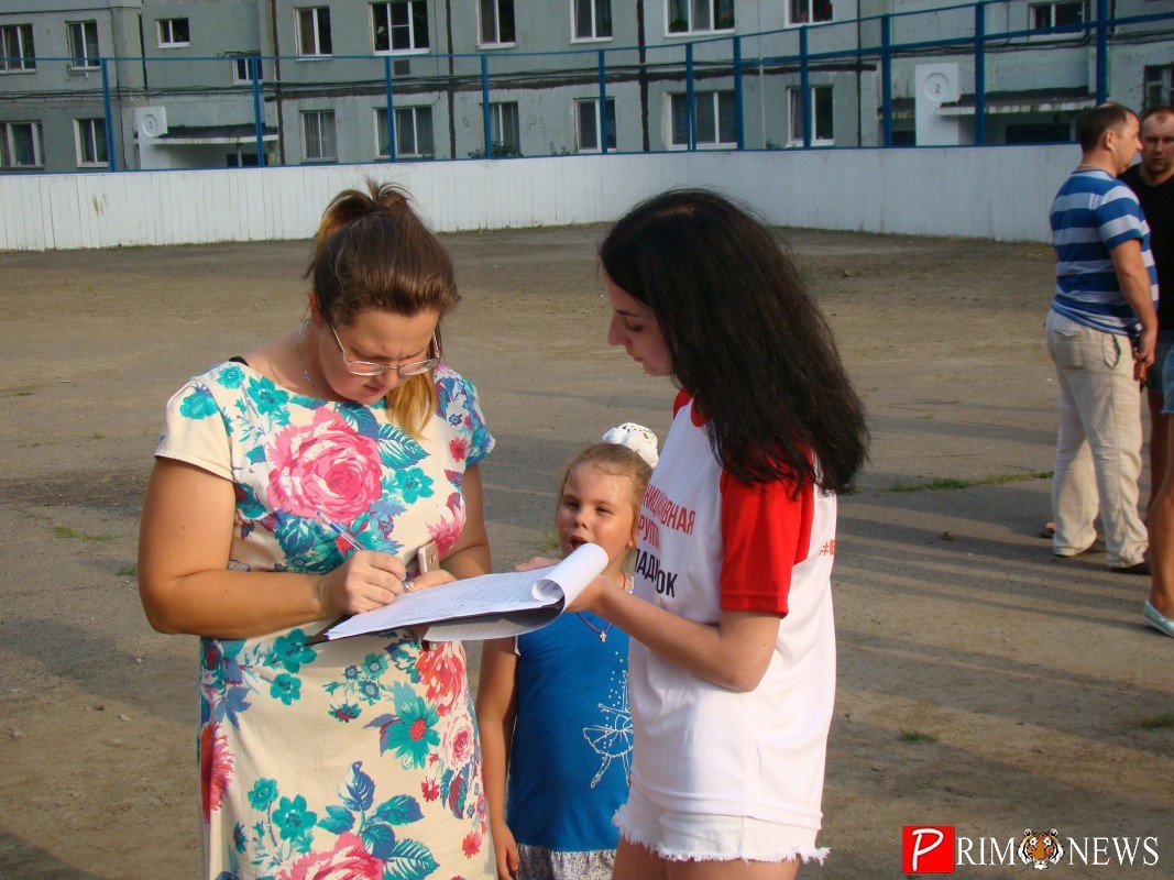 <strong>Девушки волонтеры собирали подписи горожан</strong>