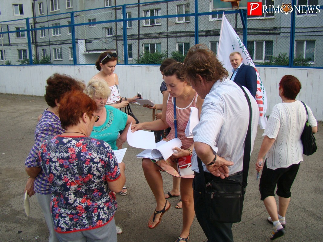 <strong>Девушки волонтеры собирали подписи горожан</strong>